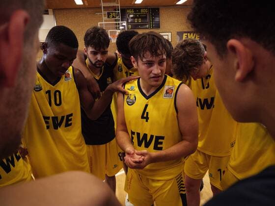 Luca Michels (4 Baskets Juniors Oldenburg) hält eine Ansprache nach der Partie EWE Baskets Juniors Oldenburger TB vs Loewen Braunschweig. Basketball, NBBL, 17.07.2021, Saison 2021 2022, Summer League, 5. Spieltag. Copyright: xErikxHillmer EIBNERx EP_ehr EWE Baskets Juniors Oldenburger TB vs SG Junior Löwen Braunschweig. Basketball, NBBL, 17.07.2021, Saison 2021 2022, Summer League, 5. Spieltag Oldenburg Copyright: xErikxHillmer EIBNERx EP_ehr