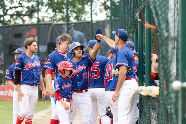 Baseballl I Herren I Saison 2020 2021 I 1.Bundesliga Nord I 11 + 12. Spieltag I Hamburg Stealers - Dohren Wild Farmers I 18.07.2021 Freude beim Team Hamburg Stealers nach dem ersten run Marlon Jimenez (27, Hamburg Stealers) Hamburg Baseballanlage Langenhorst Hamburg Deutschland Copyright: xLobeca RalfxHomburgx