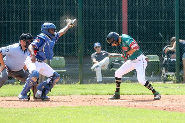 Baseballl I Herren I Saison 2020 2021 I 1.Bundesliga Nord I 11 + 12. Spieltag I Hamburg Stealers - Dohren Wild Farmers I 18.07.2021 Reungelo Bechmount (4, Hamburg Stealers) Henry Guerra (20, Dohren Wild Farmers) Hamburg Baseballanlage Langenhorst Hamburg Deutschland Copyright: xLobeca RalfxHomburgx