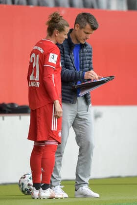 Fußball, Frauen Bundesliga, 06.06.2021, FC Bayern München - Eintracht Frankfurt. Im Bild Trainer der Frauen des FC Bayern München Jens SCHEUER und Simone LAUDEHR (FC Bayern München, 21) taktische Anweisung vor Einwechslung. München FC Bayern Campus Bayern Deutschland Copyright: Passion2Press MarkusxFischerx