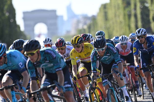 Slovenian Tadej Pogacar of UAE Team Emirates (C) and the pack pass pictured in action during the 21 and last stage of the 108th edition of the Tour de France cycling race, 108,4 km from Chatou to Paris in France, Sunday 18 July 2021. This year s Tour de France takes place from 26 June to 18 July 2021. PETExGODING  x3040183x
