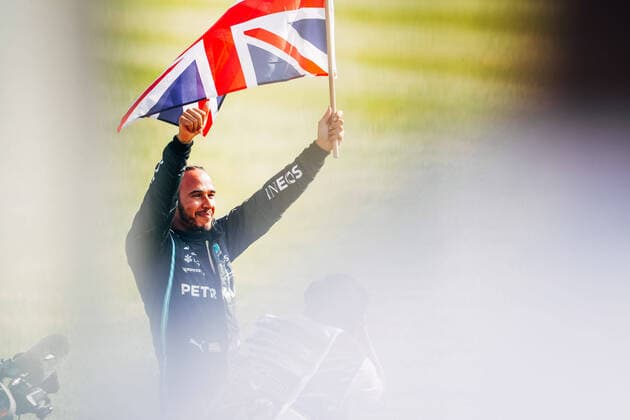Bilder des Jahres 2021, Sport 07. Juli HAMILTON Lewis (gbr), Mercedes AMG F1 GP W12 E Performance, portrait celebrating his 99th win during the Formula 1 Pirelli British Grand Prix 2021, 10th round of the 2021 FIA Formula One World Championship, WM, Weltmeisterschaft from July 16 to 18, 2021 on the Silverstone Circuit, in Silverstone, United Kingdom - FORMULE 1 : Grand prix de Grande Bretagne - Course - Silverstone - 18 07 2021 DPPI PANORAMIC  00121021__V2_5230-2
