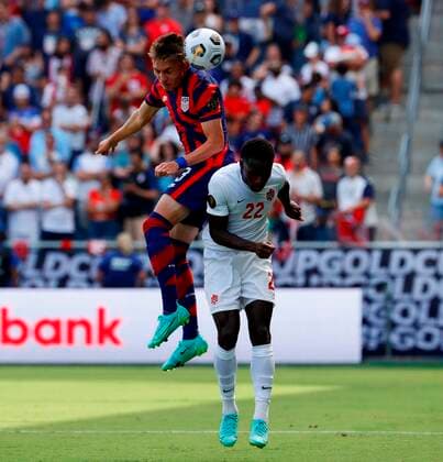 Sam Vines (L) of USA vies for the ball with Richie Laryea of Canada during the Gold Cup soccer match between the United States and Canada at Children s Mercy Park in Kansas City, Kansas, USA, 18 July 2021. USA vs. Canada !ACHTUNG: NUR REDAKTIONELLE NUTZUNG!  Copyright: xCarlosxRamírezx AMDEP7385 20210718-74934f78231560e3e3ac3031762ed448ac0ac6cd