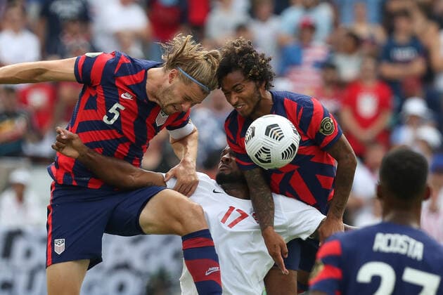 Sport Bilder des Tages KANSAS CITY, KS - JULY 18: United States defender Walker Zimmerman (5) and midfielder Gianluca Busio (6) knock heads going up over Canada forward Cyle Larin (17) for a header in the first half of a Concacaf Gold Cup match between Canada and the United States on Jul 18, 2021 at Children s Mercy Park in Kansas City, KS. (Photo by Scott Winters Icon Sportswire) SOCCER: JUL 18 Concacaf Gold Cup - USA v Canada Icon2107180012