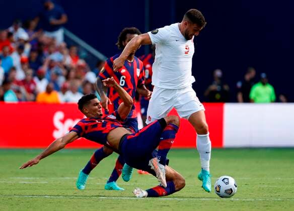 Miles Robinson (L) of USA vies for the ball with Lucas Cavallini of Canada during the Gold Cup soccer match between the United States and Canada at Children s Mercy Park in Kansas City, Kansas, USA, 18 July 2021. USA vs. Canada !ACHTUNG: NUR REDAKTIONELLE NUTZUNG!  Copyright: xCarlosxRamírezx AMDEP7396 20210718-b2274f54c3e608a0aca32e2de881a7ecd49d22c5