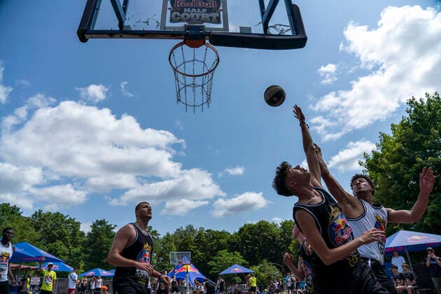 Geniale Streetball-Action und fette Beats im Mellowpark: Das war Red Bull Half Court 2021, das schnellste 3-gegen-3 Basketball-Turnier der Welt in Berlin, Basketball, 3x3, Mellowpark, Berlin Berlin Germany