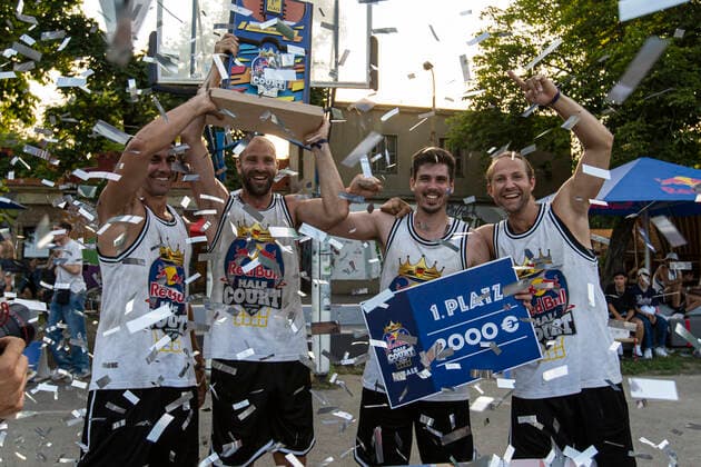Sport Bilder des Tages Geniale Streetball-Action und fette Beats im Mellowpark: Das war Red Bull Half Court 2021, das schnellste 3-gegen-3 Basketball-Turnier der Welt in Berlin, Basketball, 3x3, Mellowpark, Berlin, Sieger, Gewinner, Siegerehrung, Preisverleihung, Team Rock on & Namaste (München) Berlin Germany