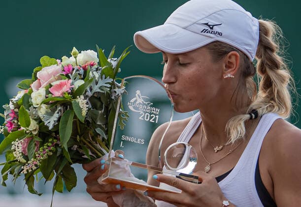 WTA, Tennis Damen Hungarian Grand Prix 2021 - Final Winner Yulia Putintseva of Kazakhstan kiss ‹the trophy aftre the final at WTA Hungarian Grand Prix on July 18, 2021 in Budapest, Hungary Budapest Hungary szaniszlo-notitle210718_npcrZ  Copyright: xRobertxSzaniszlox