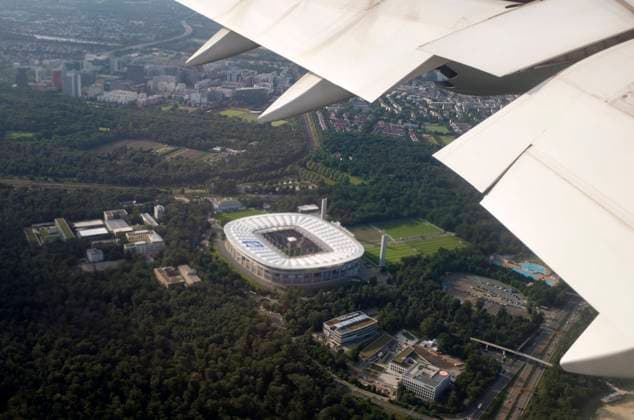 Flug ueber das Deutsche Bank Stadion, am 18.07.2021 in Frankfurt Deutschland. Olympische Sommerspiele 2020, vom 23.07. - 08.08.2021 in Tokio Japan. Â
