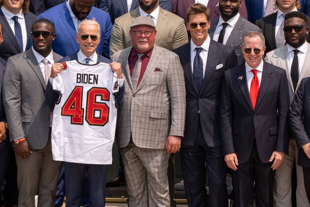 Bilder des Jahres 2021, Sport 07. Juli Sport Themen der Woche KW29 Sport Bilder des Tages U.S. President Joe Biden, holds a number 46 jersey as he poses with Super Bowl Champions Tampa Bay Buccaneers coach Bruce Arians, center left, quarterback Tom Brady, center right, and owner Bryan Glazer, right, on the South Lawn of the White House in Washington, DC on Tuesday, July 20, 2021. Tampa Bay Defeated Kansas City Chiefs 31-9.  WAP20210720504 KenxCedeno