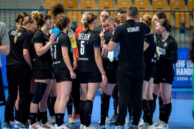 Celje, Slowenien 13. Juli 2021: EHF - EM U19 - Deutschland vs. Schweden Trainer Andre Fuhr (Deutschland Dortmund) in der Auszeit Celje Zlatorog Aren Slowenien