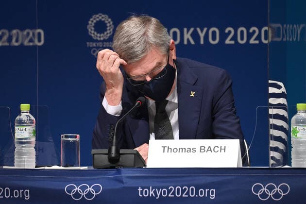 IOC Praesident Dr. Thomas BACH vor dem Logo Tokyo 2020 und den Olympiaringen.Traegt Mundschutz,Maske. Gestik,skeptisch, Einzelbild,angeschnittenes Einzelmotiv,Portraet,Portrait,Porträt, IOC Pressekonferenz am 21.07.2021. Olympische Sommerspiele 2020, vom 23.07. - 08.08.2021 in Tokio Japan.