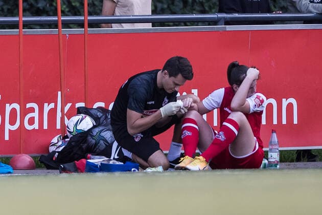 Testspiel: 1. FC Koeln - Vorwaerts SpoHo; 21.07.2021 Adriana Achcinska ( 9, 1. FC Koeln) muss behandelt werden Testspiel: 1. FC Koeln - Vorwaerts SpoHo, Koeln, Geissbockheim DFL REGULATIONS PROHIBIT ANY USE OF PHOTOGRAPHS AS IMAGE SEQUENCES AND OR QUASI-VIDEO. Copyright: xBEAUTIFULxSPORTS Wunderlx