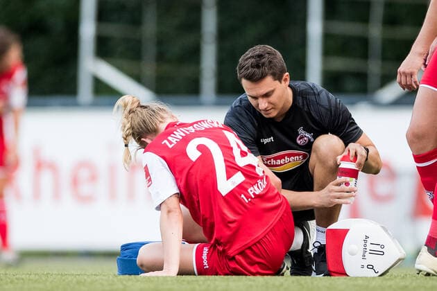Testspiel: 1. FC Koeln - Vorwaerts SpoHo; 21.07.2021 Weronika Zaistowska ( 24, 1. FC Koeln) muss auf dem Feld behandelt werden Testspiel: 1. FC Koeln - Vorwaerts SpoHo, Koeln, Geissbockheim DFL REGULATIONS PROHIBIT ANY USE OF PHOTOGRAPHS AS IMAGE SEQUENCES AND OR QUASI-VIDEO. Copyright: xBEAUTIFULxSPORTS Wunderlx