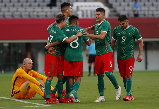 Mexico midfielder Sebastian Cordova celebrates with teammates after scoring against France goalkeeper Paul Bernardoni (L) in a Men s Group A football match during the Tokyo Summer Olympic Games, Olympische Spiele, Olympia, OS in Tokyo, Japan, on Thursday July 22, 2021.  OLY20210722620 BOBxSTRONG