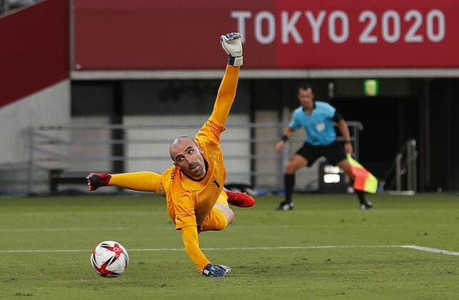 France goalkeeper Paul Bernardoni (1) cannot stop a goal from Mexico forward Uriel Antuna (not seen) in a Men s Group A football match during the Tokyo Summer Olympic Games, Olympische Spiele, Olympia, OS in Tokyo, Japan, on Thursday July 22, 2021.  OLY20210722610kj BOBxSTRONG