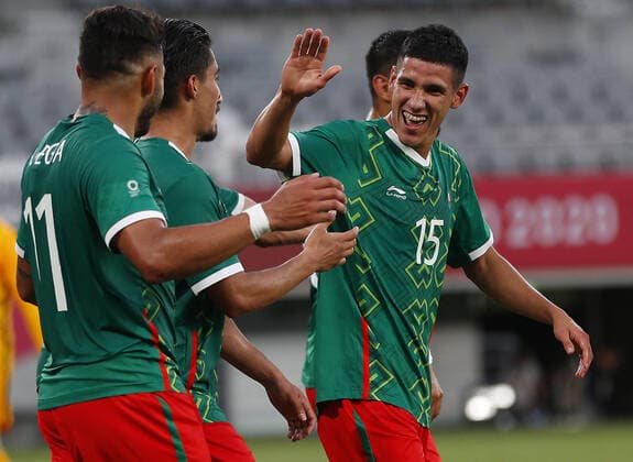 Mexico forward Uriel Antuna (15) celebrates with teammates after scoring against France in a Men s Group A football match during the Tokyo Summer Olympic Games, Olympische Spiele, Olympia, OS in Tokyo, Japan, on Thursday July 22, 2021.  OLY20210722614 BOBxSTRONG