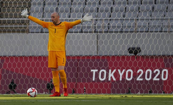 France goalkeeper Paul Bernardoni (1) gestures to his team during a Men s Group A football match against Mexico at the Tokyo Summer Olympic Games, Olympische Spiele, Olympia, OS in Tokyo, Japan, on Thursday July 22, 2021.  OLY20210722627k BOBxSTRONG