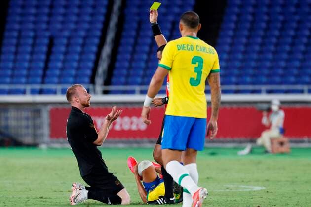 Bilder des Jahres 2021, Sport 07. Juli Sport Themen der Woche KW29 Sport Bilder des Tages German midfielder Maximilian Arnold (L) shows the yellow card after a tackle to Bralizian striker Richarlison (2R) during the men s soccer Group D soccer match of the 2020 Tokyo Olimpic Games between Brazil and Germany at Yokohama International Stadium in Yokohama, Japan, 22 July 2021. Brazil vs Germany !ACHTUNG: NUR REDAKTIONELLE NUTZUNG!  Copyright: xLavandeiraxJrx EVE402 20210722-193329986897cc896c2600c93207fb71620a53f5