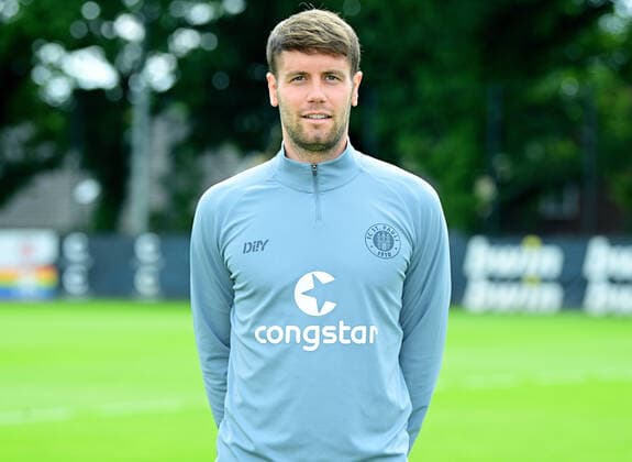 Fußball, 2. BL, FC St. Pauli Porträttermin 2021 2022 Fussball Co-Trainer Fabian HuerzelerHamburg, 08.07.2021, Fussball, FC St. Pauli, Fototermin 2021 Hamburg