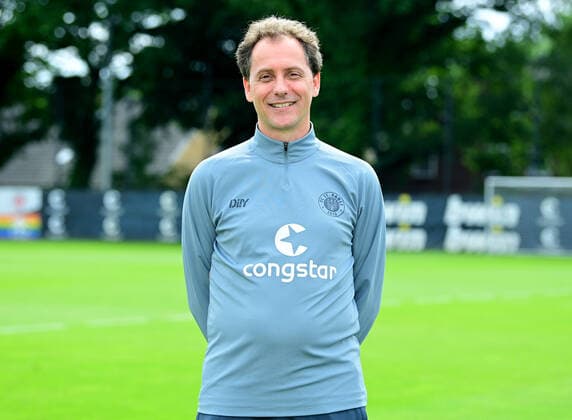 Fußball, 2. BL, FC St. Pauli Porträttermin 2021 2022 Fussball Mannschaftsarzt Dr. Volker Carrero Hamburg, 08.07.2021, Fussball, FC St. Pauli, Fototermin 2021 Hamburg