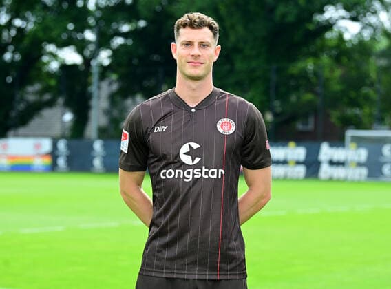 Fußball, 2. BL, FC St. Pauli Porträttermin 2021 2022 Fussball James Lawrence Hamburg, 08.07.2021, Fussball, FC St. Pauli, Fototermin 2021 Hamburg