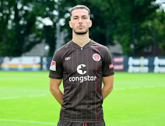 Fußball, 2. BL, FC St. Pauli Porträttermin 2021 2022 Fussball Leart Paqarada Hamburg, 08.07.2021, Fussball, FC St. Pauli, Fototermin 2021 Hamburg