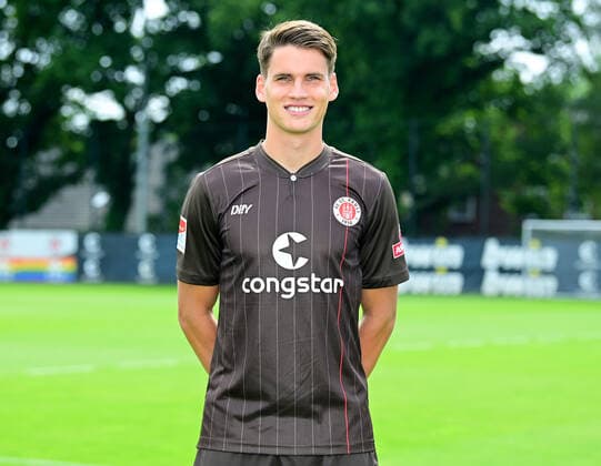 Fußball, 2. BL, FC St. Pauli Porträttermin 2021 2022 Fussball Luca-Milan Zander Hamburg, 08.07.2021, Fussball, FC St. Pauli, Fototermin 2021 Hamburg