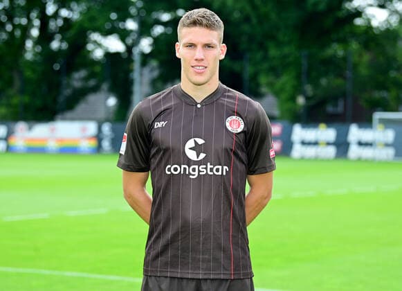 Fußball, 2. BL, FC St. Pauli Porträttermin 2021 2022 Fussball Jakov Medic Hamburg, 08.07.2021, Fussball, FC St. Pauli, Fototermin 2021 Hamburg