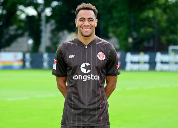 Fußball, 2. BL, FC St. Pauli Porträttermin 2021 2022 Fussball Etienne Amenyido Hamburg, 08.07.2021, Fussball, FC St. Pauli, Fototermin 2021 Hamburg