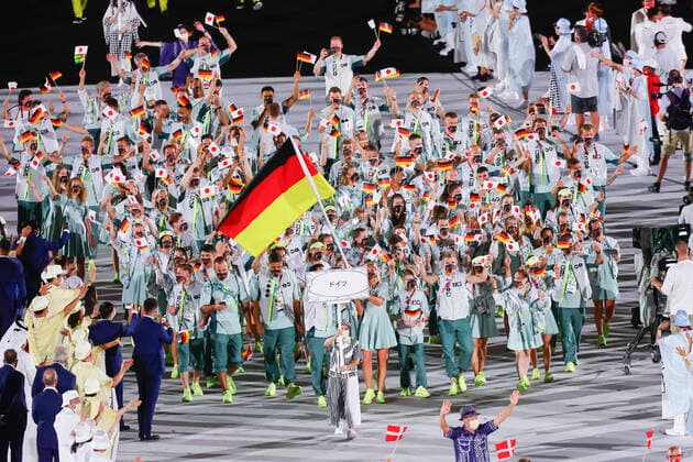 Bilder des Jahres 2021, Sport 07. Juli Tokio 2020 im Jahr 2021, Rückblick: Olympische Highlights Sport Themen der Woche KW29 Sport Bilder des Tages OLYMPICS - Summer Olympic Games, Olympische Spiele, Olympia, OS 2020 TOKYO,JAPAN,23.JUL.21 - OLYMPICS - Summer Olympic Games 2020, opening ceremony. Image shows flag bearers Laura Ludwig and Patrick Hausding (GER) and the team of Germany.  GEPAxpictures xJasminxWalter