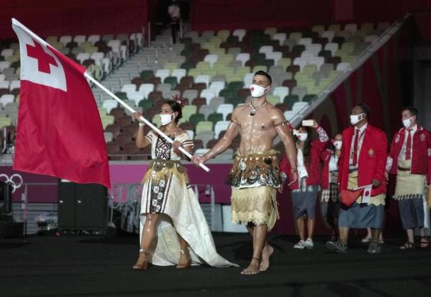 Bilder des Jahres 2021, Sport 07. Juli Tokio 2020 im Jahr 2021, Rückblick: Olympische Highlights Sport Themen der Woche KW29 Sport Bilder des Tages Tokyo Olympics: Opening Ceremony Pita Taufatofua carries the flag of Tonga during the opening ceremony of the Tokyo Olympics at the National Stadium in Tokyo on July 23, 2021.  A14AA0000753817P