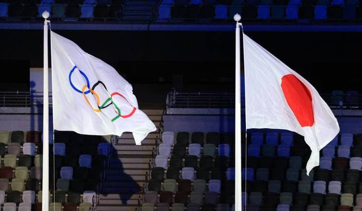 Tokio 2020 im Jahr 2021, RÃ¼ckblick: Olympische Highlights Sport Bilder des Tages TOKYO, JAPAN â€“ JULY 23, 2021: The Olympic flag and Japanese national flag at the opening ceremony of the Tokyo 2020 Summer Olympic Games, Olympische Spiele, Olympia, OS at the National Stadium. Tokyo was to host the 2020 Summer Olympics from 24 July to 9 August 2020, however because of the COVID-19 pandemic the games have been postponed for a year and are due to take place from 23 July to 8 August 2021. Sergei Bobylev TASS  TS1090FC