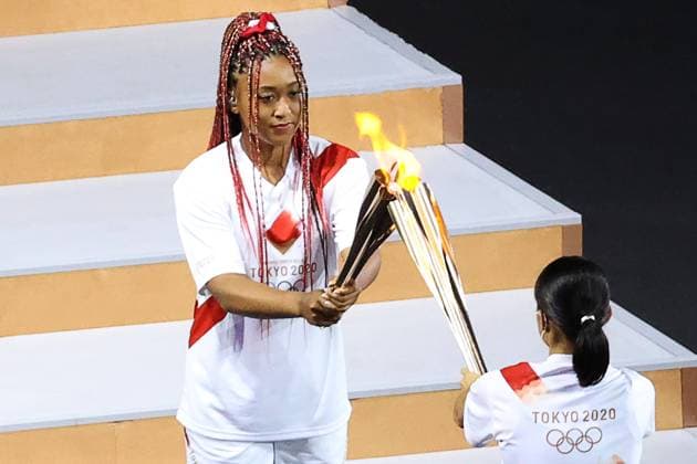 Bilder des Jahres 2021, Sport 07. Juli Tokio 2020 im Jahr 2021, RÃ¼ckblick: Olympische Highlights Sport Themen der Woche KW29 Sport Bilder des Tages TOKYO, JAPAN â€“ JULY 23, 2021: Tennis player Naomi Osaka (L) carries the Olympic torch during the opening ceremony of the Tokyo 2020 Summer Olympic Games, Olympische Spiele, Olympia, OS at the National Stadium. Tokyo was to host the 2020 Summer Olympics from 24 July to 9 August 2020, however because of the COVID-19 pandemic the games have been postponed for a year and are due to take place from 23 July to 8 August 2021. Stanislav Krasilnikov TASS  TS109126