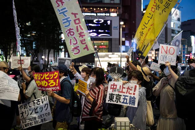 Bilder des Jahres 2021, Sport 07. Juli Sport Themen der Woche KW29 Sport Bilder des Tages Opening Ceremony - Olympics: Day 0 Anti-Olympics protestors marched ahead of the Olympic Games, Olympische Spiele, Olympia, OS opening ceremony in Tokyo, Japan on 23 July, 2021. Tokyo Japan harada-notitle210723_npwZk  Copyright: xYusukexHaradax