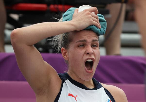 Sport Bilder des Tages TOKYO, JAPAN - JULY 24, 2021: ROC Team s Olga Frolkina uses an ice pack on her head in the women s 3x3 basketball pool round match against Japan during the 2020 Summer Olympic Games, Olympische Spiele, Olympia, OS at Aomi Urban Sports Park. Stanislav Krasilnikov TASS  TS1091B9