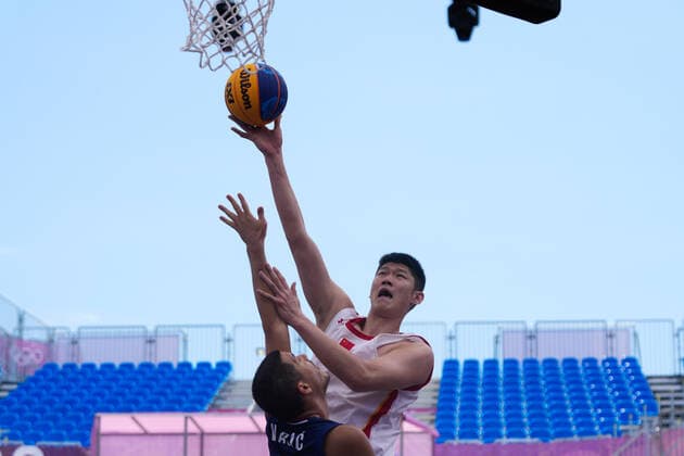 (210724) -- TOKYO, July 24, 2021 -- Hu Jinqiu (top) of China goes for a lay-up during the Tokyo 2020 men s pool round match of 3x3 basketball between China and Serbia in Tokyo, Japan, July 24, 2021. ) (TOKYO2020)JAPAN-TOKYO-OLY-3x3 BASKETBALL-MEN S POOL ROUND ZhangxXiaoyu 