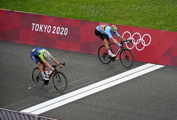 Bilder des Jahres 2021, Sport 07. Juli Tokio 2020 im Jahr 2021, Rückblick: Olympische Highlights Sport Themen der Woche KW29 Sport Bilder des Tages TOKYO, JAPAN - JULY 24 : Tadej Pogacar of Slovenia and Van Aert Wout (Bel) Cycling Road Road race (Male) sprint for second place during the Tokyo 2020 Summer Olympic Games, Olympische Spiele, Olympia, OS on July 24, 2021 in Tokyo, Japan, 24 07 2021 CYCLISME: Course sur route Homme - Finale - Jeux Olympiques - JO2020 - Tokyo - 24 07 2021 PhotoNews Panoramic 