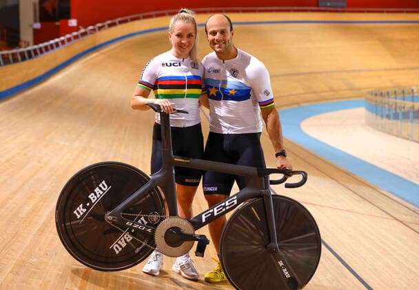 Frankfurt (Oder), 22.07.2021 - Verabschiedung der Olympiateilnehmer des Bund Deutscher Radfahrer (BDR) und der Sportler des des Olympiastuetzpunktes Frankfurt Oder). Im Bild: dreifache Weltmeisterin, Emma Hinze und drr zweifache Olympisieger, Maximilian Levy.