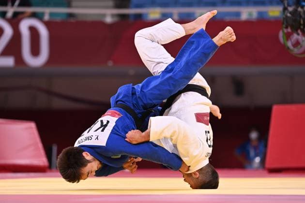 Tokio 2020 im Jahr 2021, Rückblick: Olympische Highlights Sport Bilder des Tages Tornike TSAKADOEA (NED) (weiss) gegen Yeldos SMETOV (KAZ), (blau), Aktion, Contest for Bronze A, Bronze Medal Match A, Maenner bis 60 kg, Men -60 kg, Judo, Finalrunde, Finals, Nippon Budokan am 24.07.2021; Olympische Sommerspiele 2020, vom 23.07. - 08.08.2021 in Tokio Japan. Â