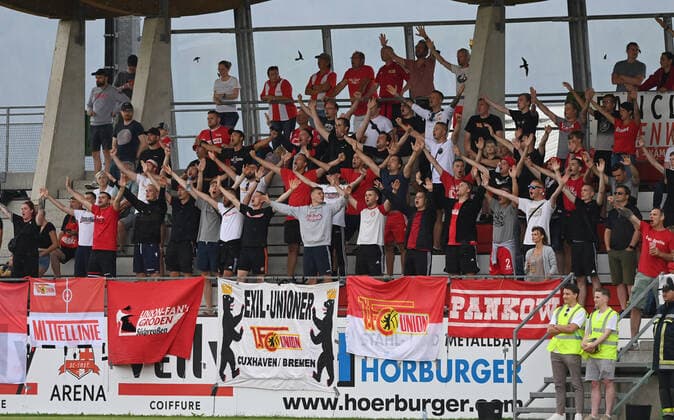 Fussball, Herren, Saison 2021 2022, Testspiel in Imst (Österreich), 1. FC Union Berlin - OGC Nizza, Fans von Union auf der Tribüne, 24.07. 2021, Copyright: xMatthiasxKochx