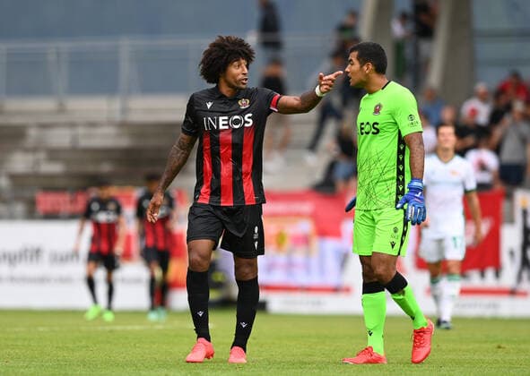 Fussball, Herren, Saison 2021 2022, Testspiel in Imst (Österreich), 1. FC Union Berlin - OGC Nizza, v. l. Bonfim Dante (OGC Nizza) und Torwart Walter Benitez (OGC Nizza) sind zur Pause bedient, 24.07. 2021, Copyright: xMatthiasxKochx