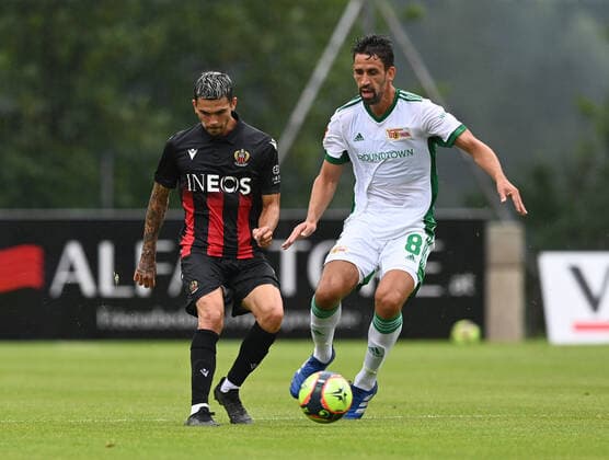 Fussball, Herren, Saison 2021 2022, Testspiel in Imst (Österreich), 1. FC Union Berlin - OGC Nizza, v. l. Lucas Da Cunha (OGC Nizza), Rani Khedira (1. FC Union Berlin), 24.07. 2021, Copyright: xMatthiasxKochx