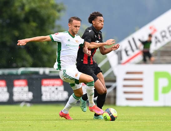 Fussball, Herren, Saison 2021 2022, Testspiel in Imst (Österreich), 1. FC Union Berlin - OGC Nizza, v. l. Marcus Ingvartsen (1. FC Union), Calvin Stengs (OGC Nizza), 24.07. 2021, Copyright: xMatthiasxKochx