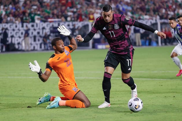 GLENDALE, AZ - JULY 24: Mexico forward Rogelio Funes Mori (11) dribbles the ball around Honduras goalkeeper Luis Lopez (22) during the Concacaf Gold Cup quarterfinal soccer game between Mexico and Honduras on July 24, 2021 at State Farm Stadium in Glendale, Arizona. (Photo by Kevin Abele Icon Sportswire) SOCCER: JUL 24 Concacaf Gold Cup Quarterfinal - Mexico v Honduras Icon210724004
