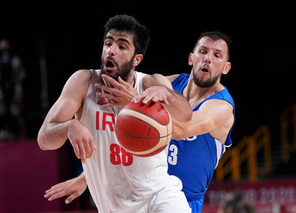(210725) -- TOKYO, July 25, 2021 -- Behnam Yakhchalidehkordi (L) of Iran breaks through during the men s preliminary round group A match between Iran and the Czech Republic at the Tokyo 2020 Olympic Games, Olympische Spiele, Olympia, OS in Tokyo, Japan, July 25, 2021. ) (TOKYO2020)JAPAN-TOKYO-OLY-BASKETBALL-PRELIMINARY-GROUP A MengxYongmin 
