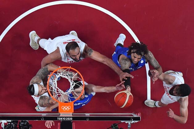 (210725) -- TOKYO, July 25, 2021 -- Tomas Satoransky (C, down) of the Czech Republic goes for a layup during the men s preliminary round group A match between Iran and the Czech Republic at the Tokyo 2020 Olympic Games, Olympische Spiele, Olympia, OS in Tokyo, Japan, July 25, 2021. ) (TOKYO2020)JAPAN-TOKYO-OLY-BASKETBALL-PRELIMINARY-GROUP A MengxYongmin 