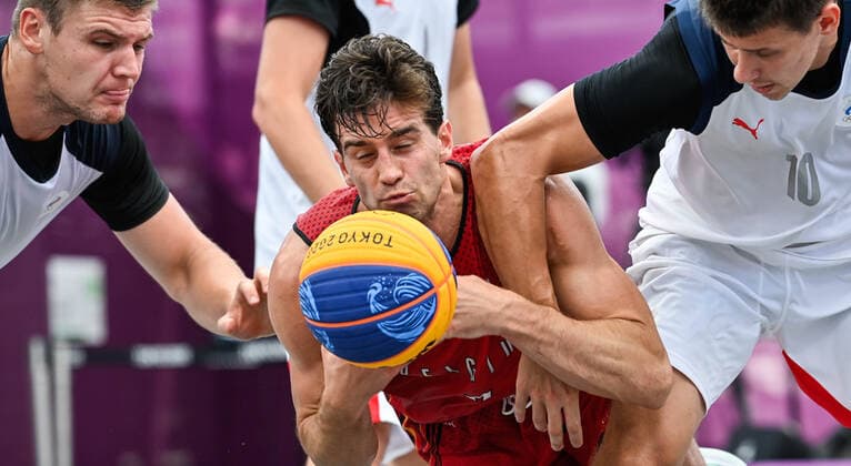 (210725) -- TOKYO, July 25, 2021 -- Rafael Bogaerts (C) of Belgium competes during the men s 3x3 basketball pool round match between Belgium and the Russian Olympic Committee (ROC) in Tokyo, Japan, July 25, 2021. ) (TOKYO2020)JAPAN-TOKYO-OLY-3X3 BASKETBALL-MEN S POOL ROUND ZhangxXiaoyu 