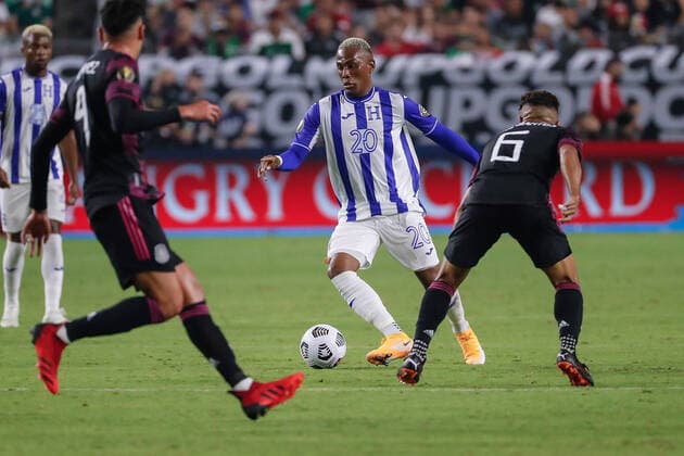 GLENDALE, AZ - JULY 24: Honduras midfielder Deybi Flores (20) controls the ball during the Concacaf Gold Cup quarterfinal soccer game between Mexico and Honduras on July 24, 2021 at State Farm Stadium in Glendale, Arizona. (Photo by Kevin Abele Icon Sportswire) SOCCER: JUL 24 Concacaf Gold Cup Quarterfinal - Mexico v Honduras Icon210724023
