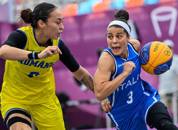 (210725) -- TOKYO, July 25, 2021 -- Raelin D Alie (R) of Italy competes during the pool round of women s 3X3 basketball compeition between Romania and Italy at the Aomi Urban Sports Park in Tokyo, Japan, July 25, 2021. ) (TOKYO2020)JAPAN-TOKYO-OLY-3x3 BASKETBALL-WOMEN S POOL ROUND ZhangxXiaoyu 